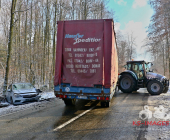 ***INFO- & BILDERUPDATER*** Pressemitteilung
VU zwischen Traktorgespann und Pkw, Fahrzeuge stark deformiert, Straße
komplett blockiert, vermutlich zwei Verletzte
