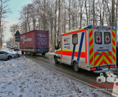 ***INFO- & BILDERUPDATER*** Pressemitteilung
VU zwischen Traktorgespann und Pkw, Fahrzeuge stark deformiert, Straße
komplett blockiert, vermutlich zwei Verletzte