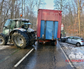 ***INFO- & BILDERUPDATER*** Pressemitteilung
VU zwischen Traktorgespann und Pkw, Fahrzeuge stark deformiert, Straße
komplett blockiert, vermutlich zwei Verletzte