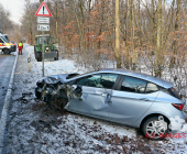 ***INFO- & BILDERUPDATER*** Pressemitteilung
VU zwischen Traktorgespann und Pkw, Fahrzeuge stark deformiert, Straße
komplett blockiert, vermutlich zwei Verletzte