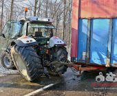 ***INFO- & BILDERUPDATER*** Pressemitteilung
VU zwischen Traktorgespann und Pkw, Fahrzeuge stark deformiert, Straße
komplett blockiert, vermutlich zwei Verletzte