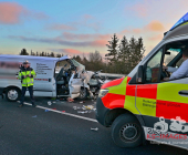 ***BILDERUPDATE mit Pressemitteilung***
Vier Verletzte und hoher Sachschaden nach Auffahrunfall am Stauende