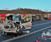 ***BILDERUPDATE mit Pressemitteilung***
Vier Verletzte und hoher Sachschaden nach Auffahrunfall am Stauende