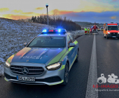 ***BILDERUPDATE mit Pressemitteilung***
Vier Verletzte und hoher Sachschaden nach Auffahrunfall am Stauende