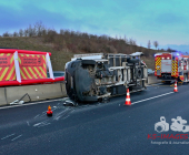 ***BILDERUPDATE mit Pressemitteilung***
Vier Verletzte und hoher Sachschaden nach Auffahrunfall am Stauende