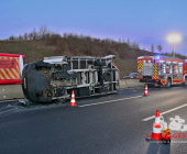***BILDERUPDATE mit Pressemitteilung***
Vier Verletzte und hoher Sachschaden nach Auffahrunfall am Stauende