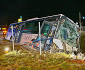 Schwerer Verkehrsunfall mit Linienbus - 1 Toter, 2 Schwerverletzte