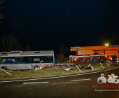 Schwerer Verkehrsunfall mit Linienbus - 1 Toter, 2 Schwerverletzte