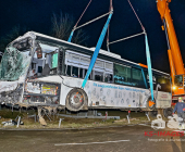 Schwerer Verkehrsunfall mit Linienbus - 1 Toter, 2 Schwerverletzte