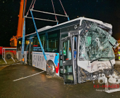 Schwerer Verkehrsunfall mit Linienbus - 1 Toter, 2 Schwerverletzte
