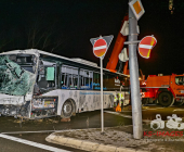 Schwerer Verkehrsunfall mit Linienbus - 1 Toter, 2 Schwerverletzte
