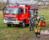 ***PRESSEMITTEILUNG & BILDER DER BERGUNG*** Spektakulärer Unfall in Dtizingen - Fahrzeug stürzt in Glems - Aufwendige Rettung und Bergung