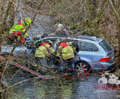 ***PRESSEMITTEILUNG & BILDER DER BERGUNG*** Spektakulärer Unfall in Dtizingen - Fahrzeug stürzt in Glems - Aufwendige Rettung und Bergung