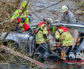 ***PRESSEMITTEILUNG & BILDER DER BERGUNG*** Spektakulärer Unfall in Dtizingen - Fahrzeug stürzt in Glems - Aufwendige Rettung und Bergung