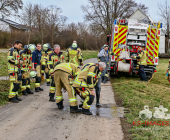 ***PRESSEMITTEILUNG & BILDER DER BERGUNG*** Spektakulärer Unfall in Dtizingen - Fahrzeug stürzt in Glems - Aufwendige Rettung und Bergung