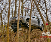 ***PRESSEMITTEILUNG & BILDER DER BERGUNG*** Spektakulärer Unfall in Dtizingen - Fahrzeug stürzt in Glems - Aufwendige Rettung und Bergung