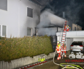 ***INFOUPDATE PRESSEMITTEILUNG*** Gebäudebrand in Leonberg-Höfingen führt zu Großeinsatz von Feuerwehr Rettungsdienst.