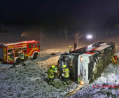 Schwerer Verkehrsunfall: Bus rutscht Böschung hinab – Rettungskräfte im Großeinsatz – Mehrere Verletzte sowie eingeklemmte Person