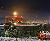 Schwerer Verkehrsunfall: Bus rutscht Böschung hinab – Rettungskräfte im Großeinsatz – Mehrere Verletzte sowie eingeklemmte Person