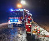 Schwerer Verkehrsunfall: Bus rutscht Böschung hinab – Rettungskräfte im Großeinsatz – Mehrere Verletzte sowie eingeklemmte Person