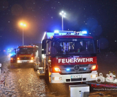 Schwerer Verkehrsunfall: Bus rutscht Böschung hinab – Rettungskräfte im Großeinsatz – Mehrere Verletzte sowie eingeklemmte Person