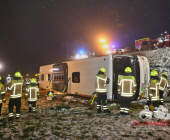 Schwerer Verkehrsunfall: Bus rutscht Böschung hinab – Rettungskräfte im Großeinsatz – Mehrere Verletzte sowie eingeklemmte Person