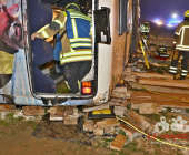 Schwerer Verkehrsunfall: Bus rutscht Böschung hinab – Rettungskräfte im Großeinsatz – Mehrere Verletzte sowie eingeklemmte Person