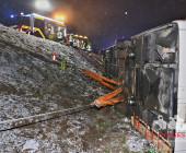Schwerer Verkehrsunfall: Bus rutscht Böschung hinab – Rettungskräfte im Großeinsatz – Mehrere Verletzte sowie eingeklemmte Person
