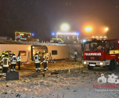 Schwerer Verkehrsunfall: Bus rutscht Böschung hinab – Rettungskräfte im Großeinsatz – Mehrere Verletzte sowie eingeklemmte Person