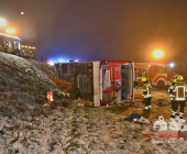 Schwerer Verkehrsunfall: Bus rutscht Böschung hinab – Rettungskräfte im Großeinsatz – Mehrere Verletzte sowie eingeklemmte Person