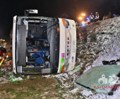 Schwerer Verkehrsunfall: Bus rutscht Böschung hinab – Rettungskräfte im Großeinsatz – Mehrere Verletzte sowie eingeklemmte Person