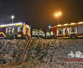 Schwerer Verkehrsunfall: Bus rutscht Böschung hinab – Rettungskräfte im Großeinsatz – Mehrere Verletzte sowie eingeklemmte Person
