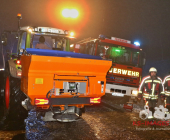 Schwerer Verkehrsunfall: Bus rutscht Böschung hinab – Rettungskräfte im Großeinsatz – Mehrere Verletzte sowie eingeklemmte Person