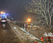 Schwerer Verkehrsunfall: Bus rutscht Böschung hinab – Rettungskräfte im Großeinsatz – Mehrere Verletzte sowie eingeklemmte Person