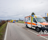 Vier Verletzte zwei schwer bei einem Kreuzungsunfall  nach Rotlichtverstoß. Feuerwehr sowie Rettungshubschrauber im Einsatz