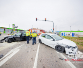 Vier Verletzte zwei schwer bei einem Kreuzungsunfall  nach Rotlichtverstoß. Feuerwehr sowie Rettungshubschrauber im Einsatz