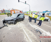 Vier Verletzte zwei schwer bei einem Kreuzungsunfall  nach Rotlichtverstoß. Feuerwehr sowie Rettungshubschrauber im Einsatz