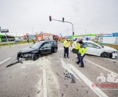 Vier Verletzte zwei schwer bei einem Kreuzungsunfall  nach Rotlichtverstoß. Feuerwehr sowie Rettungshubschrauber im Einsatz