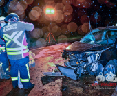Unter Alkohol gegen den Baum geprallt. Feuerwehr muss Frau aus dem Auto schneiden