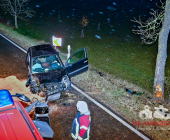 Unter Alkohol gegen den Baum geprallt. Feuerwehr muss Frau aus dem Auto schneiden