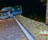 Unter Alkohol gegen den Baum geprallt. Feuerwehr muss Frau aus dem Auto schneiden