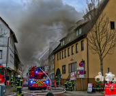 Großalarm im Landkreis Ludwigsburg. Dachstuhl eins historischen Hauses in Vaihingen-Enzweihingen steht in Brand