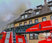 Großalarm im Landkreis Ludwigsburg. Dachstuhl eins historischen Hauses in Vaihingen-Enzweihingen steht in Brand