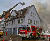 Großalarm im Landkreis Ludwigsburg. Dachstuhl eins historischen Hauses in Vaihingen-Enzweihingen steht in Brand
