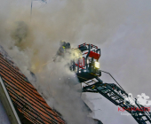 Großalarm im Landkreis Ludwigsburg. Dachstuhl eins historischen Hauses in Vaihingen-Enzweihingen steht in Brand