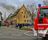 Großalarm im Landkreis Ludwigsburg. Dachstuhl eins historischen Hauses in Vaihingen-Enzweihingen steht in Brand