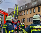 Großalarm im Landkreis Ludwigsburg. Dachstuhl eins historischen Hauses in Vaihingen-Enzweihingen steht in Brand