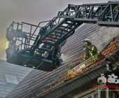 Großalarm im Landkreis Ludwigsburg. Dachstuhl eins historischen Hauses in Vaihingen-Enzweihingen steht in Brand