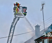 Großalarm im Landkreis Ludwigsburg. Dachstuhl eins historischen Hauses in Vaihingen-Enzweihingen steht in Brand