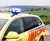 Von der Fahrbahn auf regennasser Fahrbahn abgekommen.